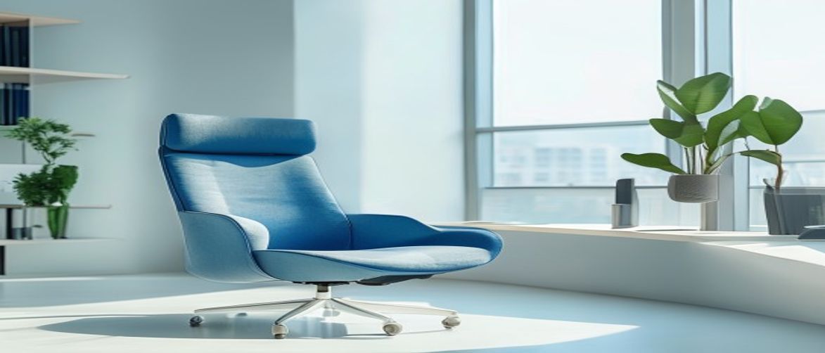 Lyst arbejdskontor med ergonomisk stol ved vindue